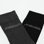 BVB-Socken 4er-Set in den Farben schwarz und grau mit Borussia Dortmund Schriftzug, ideales Fanaccessoire.