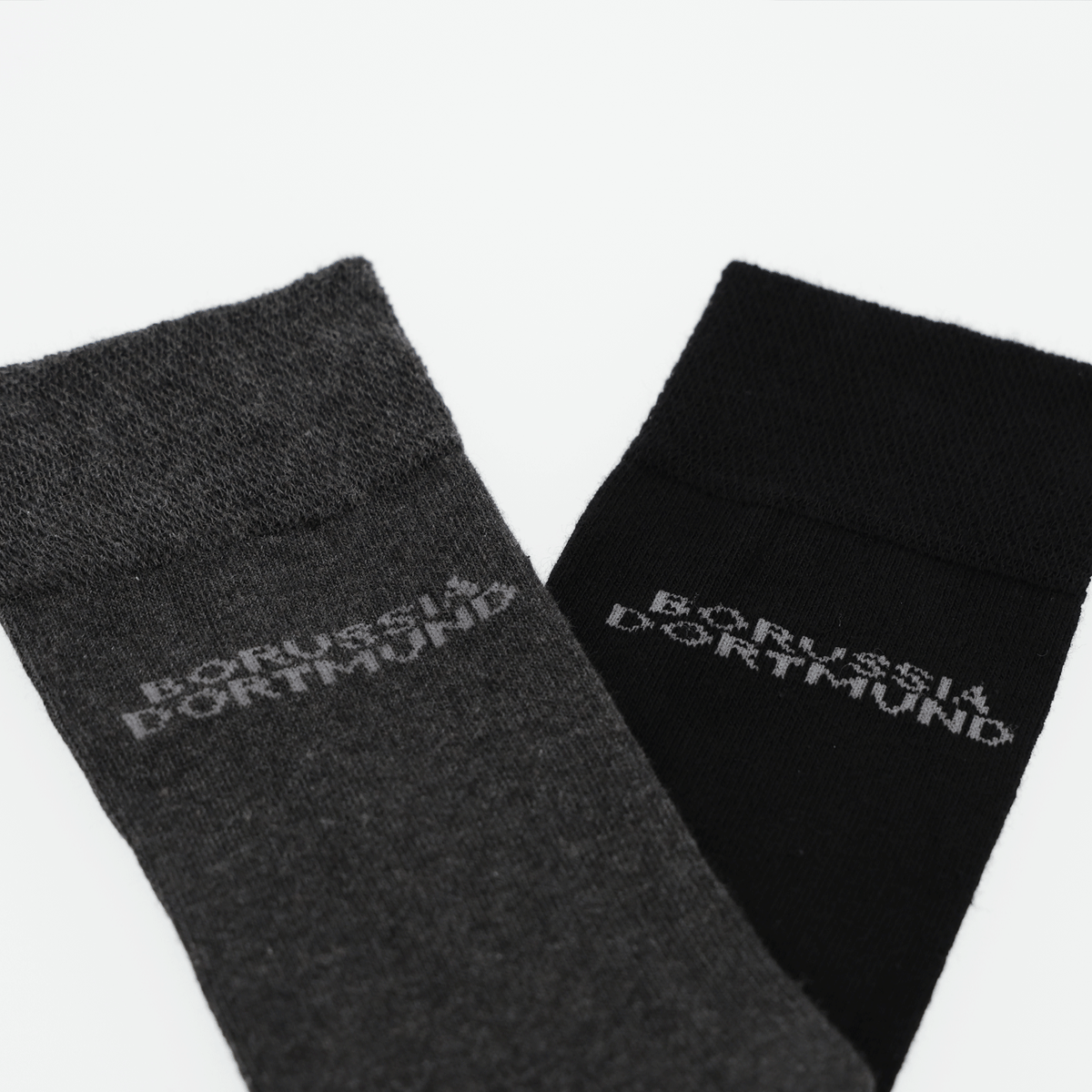 BVB-Socken 4er-Set in den Farben schwarz und grau mit Borussia Dortmund Schriftzug, ideales Fanaccessoire.