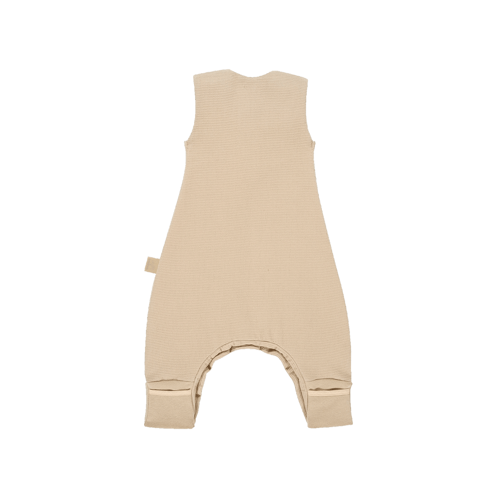 Schlafoverall für Babys in Beige aus der BVB-Kollektion, geeignet für alle Jahreszeiten, Rückansicht dargestellt.