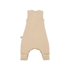 Schlafoverall für Babys in Beige aus der BVB-Kollektion, geeignet für alle Jahreszeiten, Rückansicht dargestellt.