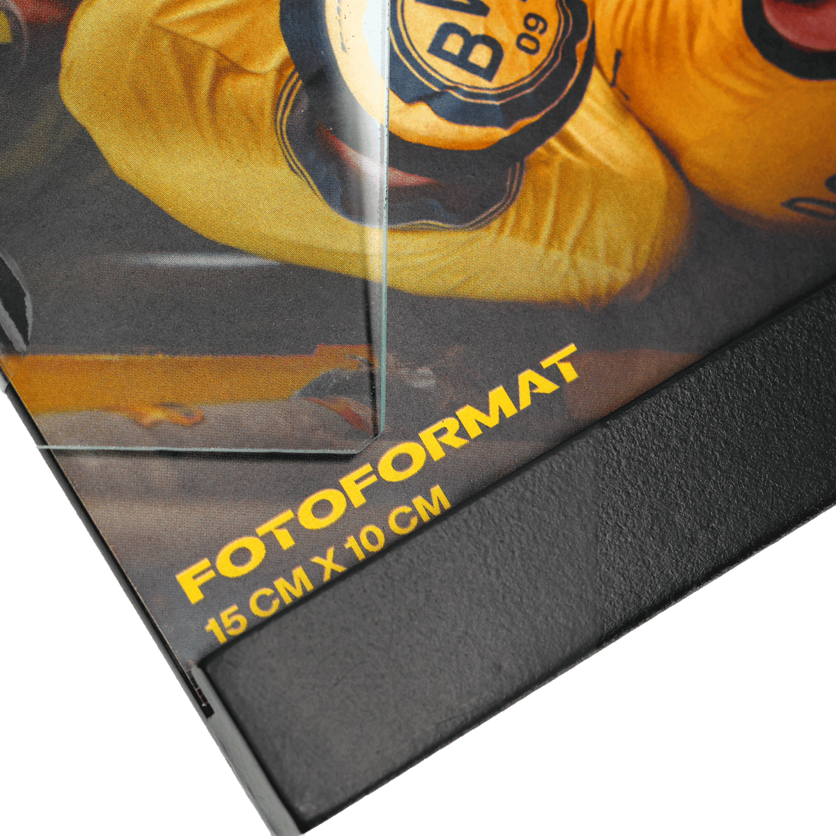 Cadre photo noir et jaune du BVB pour des photos au format 15 x 10 cm. L'accessoire parfait pour les supporters du Borussia Dortmund, idéal pour une décoration aux couleurs du club.