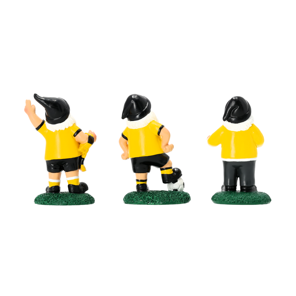 黒と黄色のユニフォームを着て、サッカーボールとスカーフを持ったBVBのガーデンノーム3体セット。BVBファンにぴったりの装飾品です。