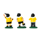 黒と黄色のユニフォームを着て、サッカーボールとスカーフを持ったBVBのガーデンノーム3体セット。BVBファンにぴったりの装飾品です。