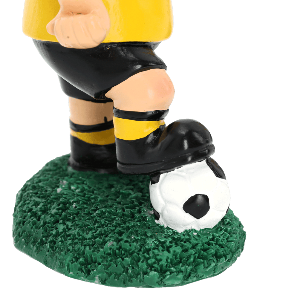 BVBのガーデンノームセット。黒と黄色のボルシア・ドルトムントのユニフォームを着た小人のサッカー選手が、緑の芝生の上に立ち、足元にサッカーボールを抱えています。ファンの方々のインテリアに最適です。