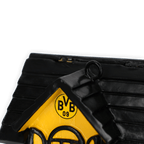 Piccola mangiatoia per uccelli nei colori nero e giallo, con il logo BVB 09 e un sistema di sospensione dal tetto, adatta sia come decorazione che come punto di alimentazione per gli uccelli.