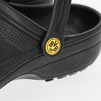 Sabots noir et jaune du BVB arborant le logo emblématique « BVB 09 », parfaits pour les supporters du Borussia Dortmund qui recherchent confort et décontraction.