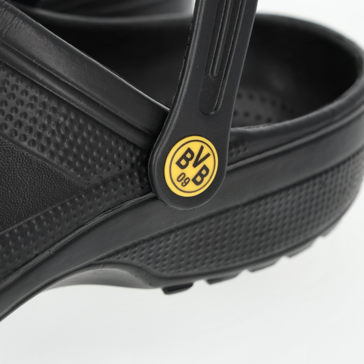 这款黑色与黄色相间的多特蒙德（BVB）木底鞋饰有标志性的BVB 09徽标，是多特蒙德球迷休闲穿搭、追求舒适的理想之选。