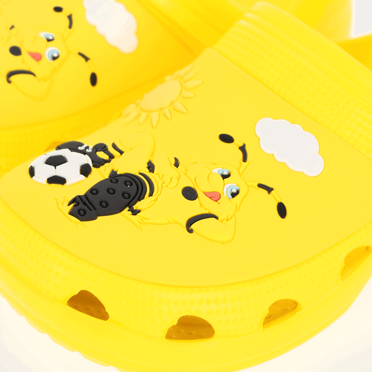 Zuecos amarillos para niños del BVB con motivos de fútbol y abejas en negro y amarillo, ideales para los jóvenes aficionados del Borussia Dortmund.