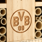 Holz-Insektenhotel BVB 2.0 mit eingraviertem BVB 09-Logo, nachhaltig für Wildbienen und andere Insekten gestaltet.