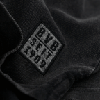 Nahaufnahme eines schwarzen Stoffes mit einem BVB-Logo und der Aufschrift 'BVB SEIT 1909'.