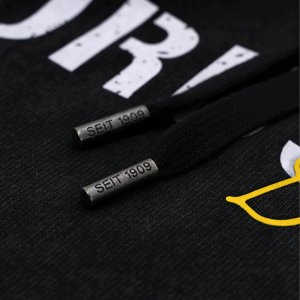 Schwarzgelber BVB-Hoodie mit BVB-Logo und 1909-Gravur auf den Kordelenden, Detailaufnahme.