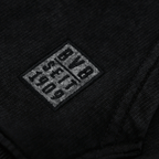 Detailaufnahme des BVB Elements Hoodies in Schwarz mit grauem BVB-Logo und 1909-Schriftzug; ideal für Fans von Borussia Dortmund.