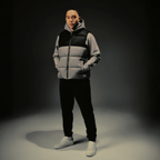 Pantalones de chándal BVB Essentials para hombre en color negro, con un diseño deportivo y cómodo, ideales para el tiempo libre y para completar los looks de aficionado, presentados sobre un fondo neutro
