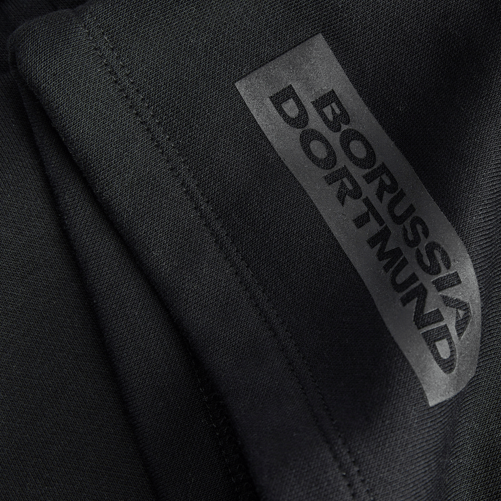Close-up of the BVB Essentials sweat shorts in black with Borussia Dortmund lettering, ideal for fans and sports enthusiasts.
