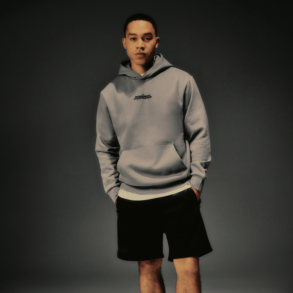 Le short de survêtement BVB Essentials noir allie confort et style : il est idéal pour les supporters et les loisirs.