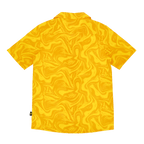 Camicia gialla da festival del BVB a maniche corte con un accattivante motivo a spirale sinuoso e dettagli del logo neri nell'angolo inferiore, mostrata vista da dietro.
