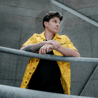 Camicia gialla del BVB con motivo nero e giallo, a maniche corte, indossata da un uomo in un contesto urbano.