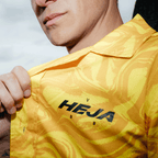 Una maglietta del BVB nei colori nero e giallo, dal design moderno e con la scritta “HEJA BVB”, ideale per i tifosi del Borussia Dortmund.