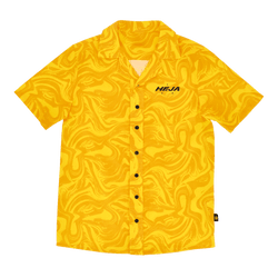 Camisa amarilla de manga corta del BVB con diseño abstracto y el lema «HEJA», ideal para los aficionados y los eventos de verano.