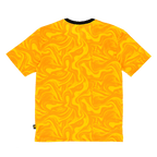 Vue de dos du t-shirt jaune du festival du BVB, avec un col rond noir et un motif abstrait qui attire l'œil.