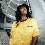 T-shirt noir et jaune « BVB Festival » au motif marbré moderne et portant l'inscription « Heja BVB », porté par une femme dans un décor urbain.
