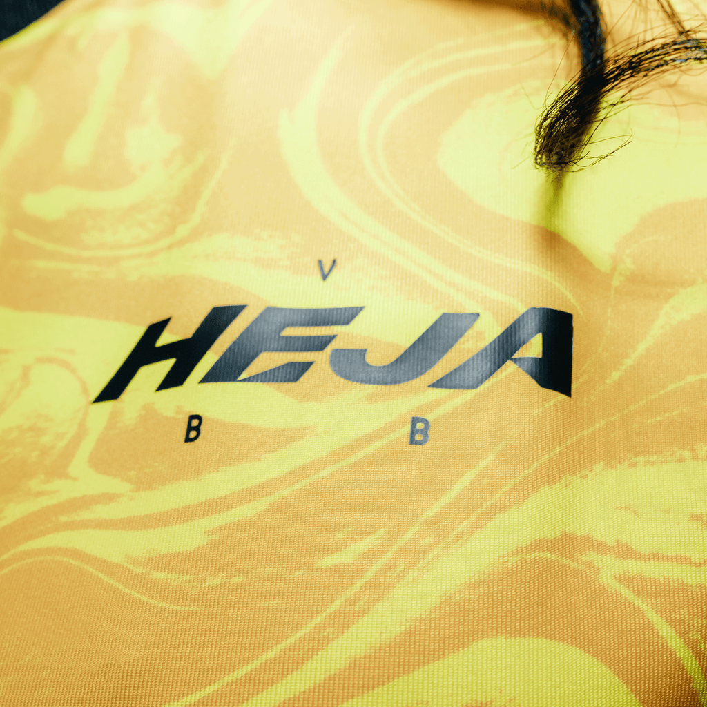 Camiseta del BVB en negro y amarillo con el estampado «HEJA» y un diseño exclusivo, ideal para los aficionados del Borussia Dortmund.