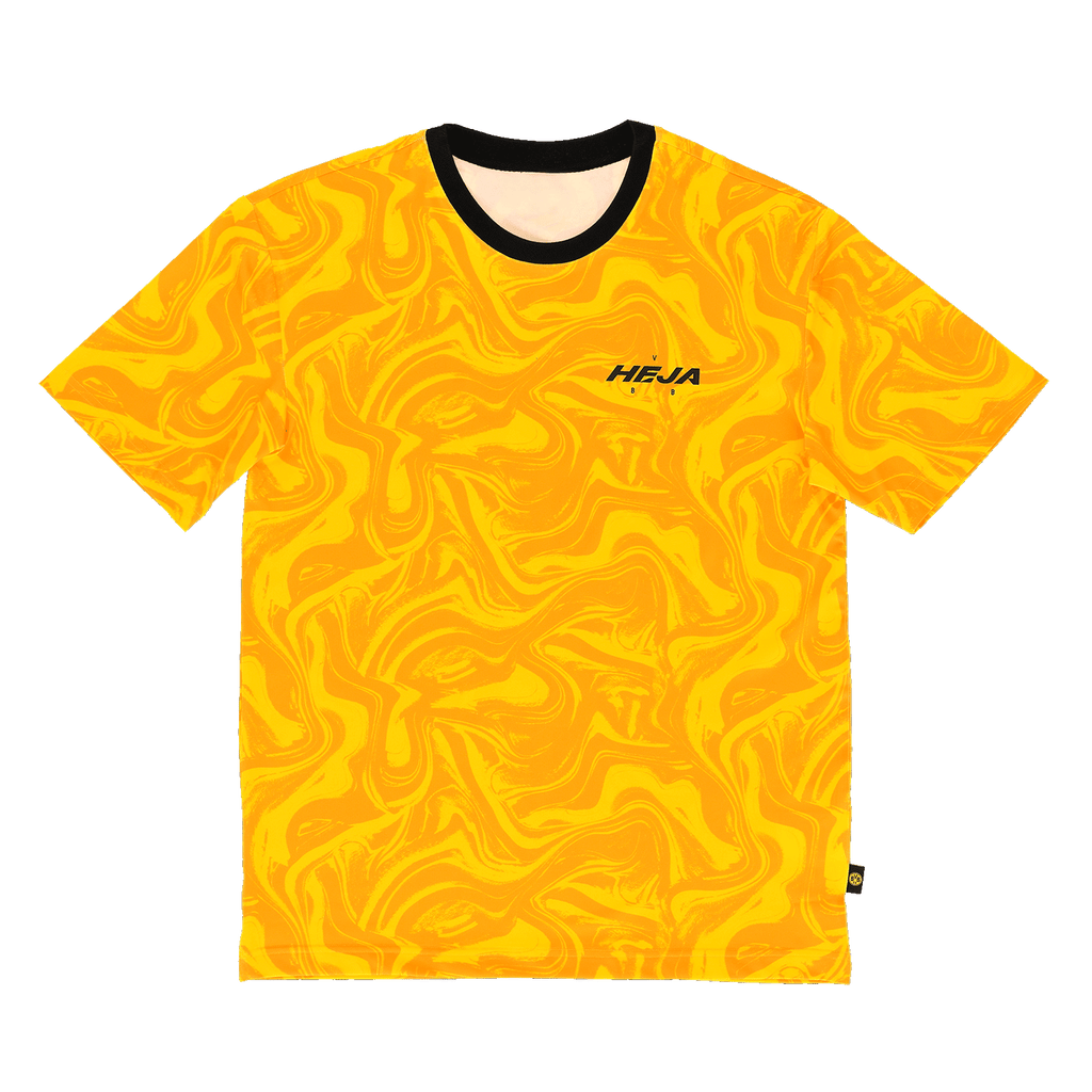 T-shirt du festival du BVB, de couleur jaune, avec un motif voyant, un col noir et le logo HEJA sur la poitrine gauche, vu de face