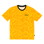T-shirt du festival du BVB, de couleur jaune, avec un motif voyant, un col noir et le logo HEJA sur la poitrine gauche, vu de face