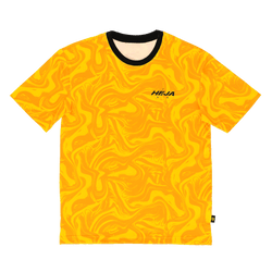 Camiseta del BVB Festival en color amarillo con un llamativo estampado, cuello negro y el logotipo «HEJA» en el lado izquierdo del pecho, visto de frente
