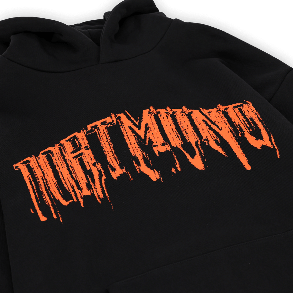 Sudadera negra con capucha de la colección del BVB, con un llamativo letrero naranja con la inscripción «Dortmund», para los aficionados del club.