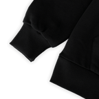 Detailaufnahme des schwarzen BVB Gold II Hoodies mit Rippbündchen am Ärmel, ideal für Fans des Borussia Dortmund Fußballvereins.