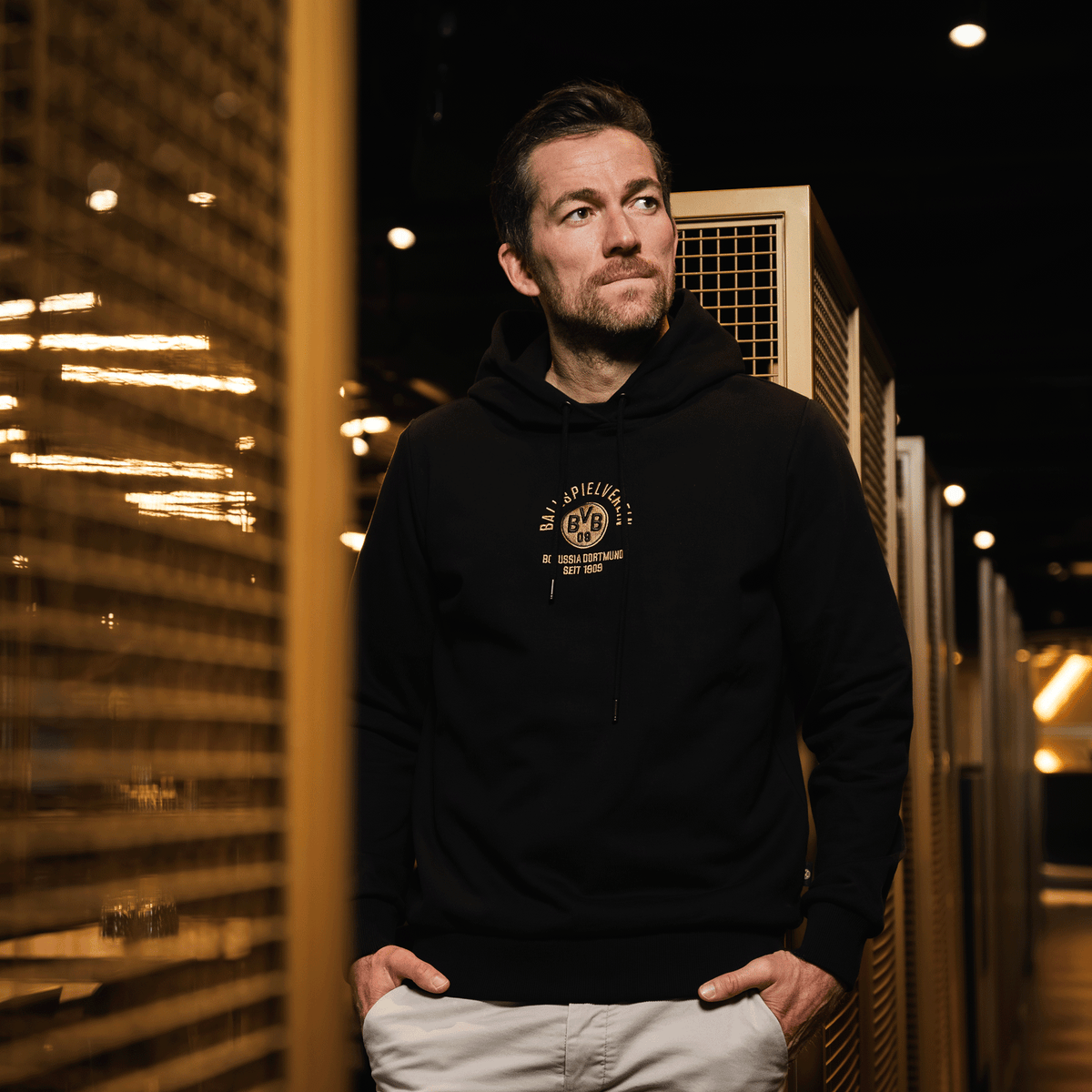 Schwarzer BVB Gold II Herren-Hoodie mit goldenem Borussia Dortmund Logo und Schriftzug, ideal für Fans in der Freizeit.