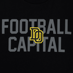 Camiseta negra del BVB College con la inscripción «Football Capital» en gris y el logotipo del BVB en amarillo, ideal para los aficionados del Borussia Dortmund.