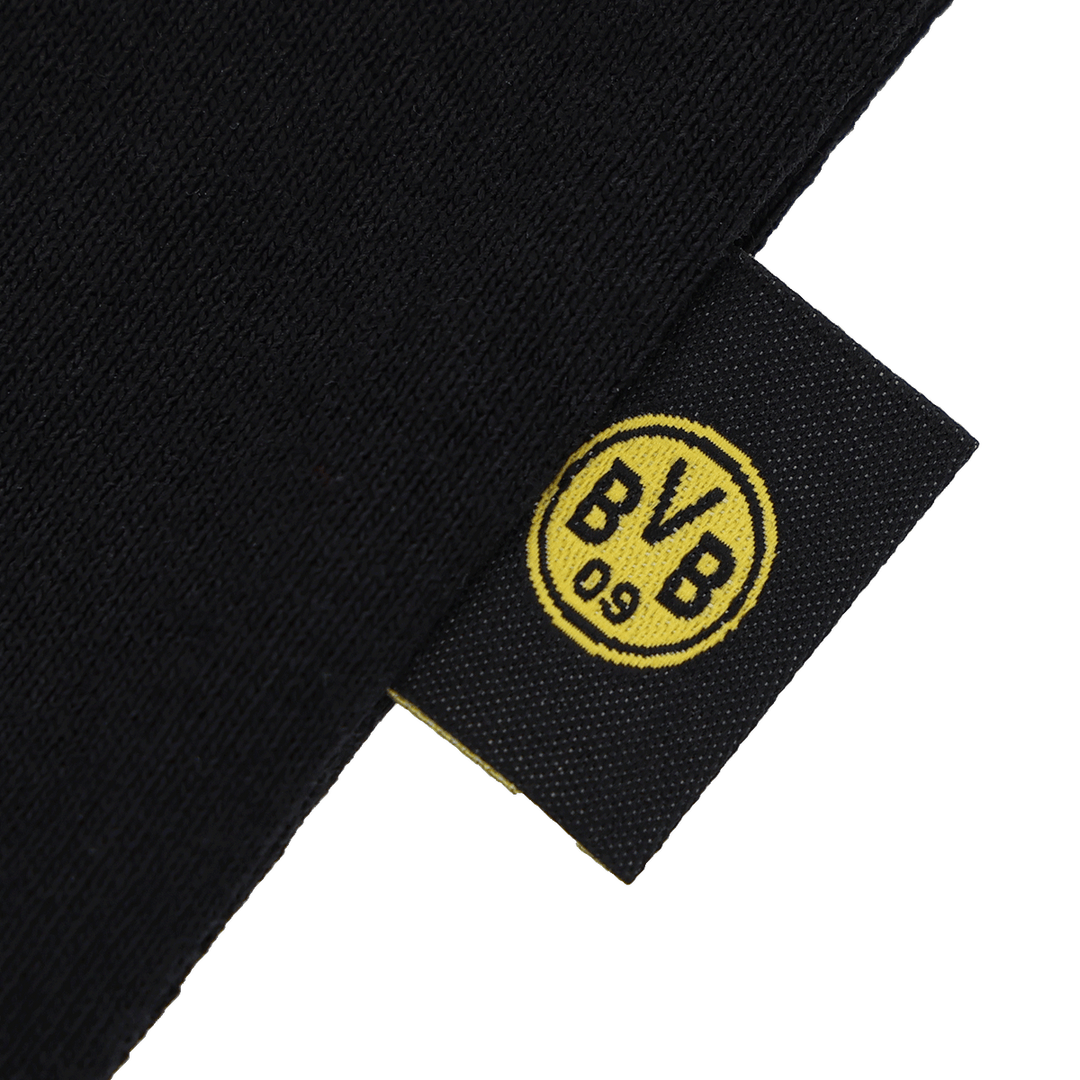 Imagen detallada de una camiseta negra del BVB College con el logotipo del BVB 09 en negro y amarillo en la etiqueta, ideal para los aficionados del Borussia Dortmund.