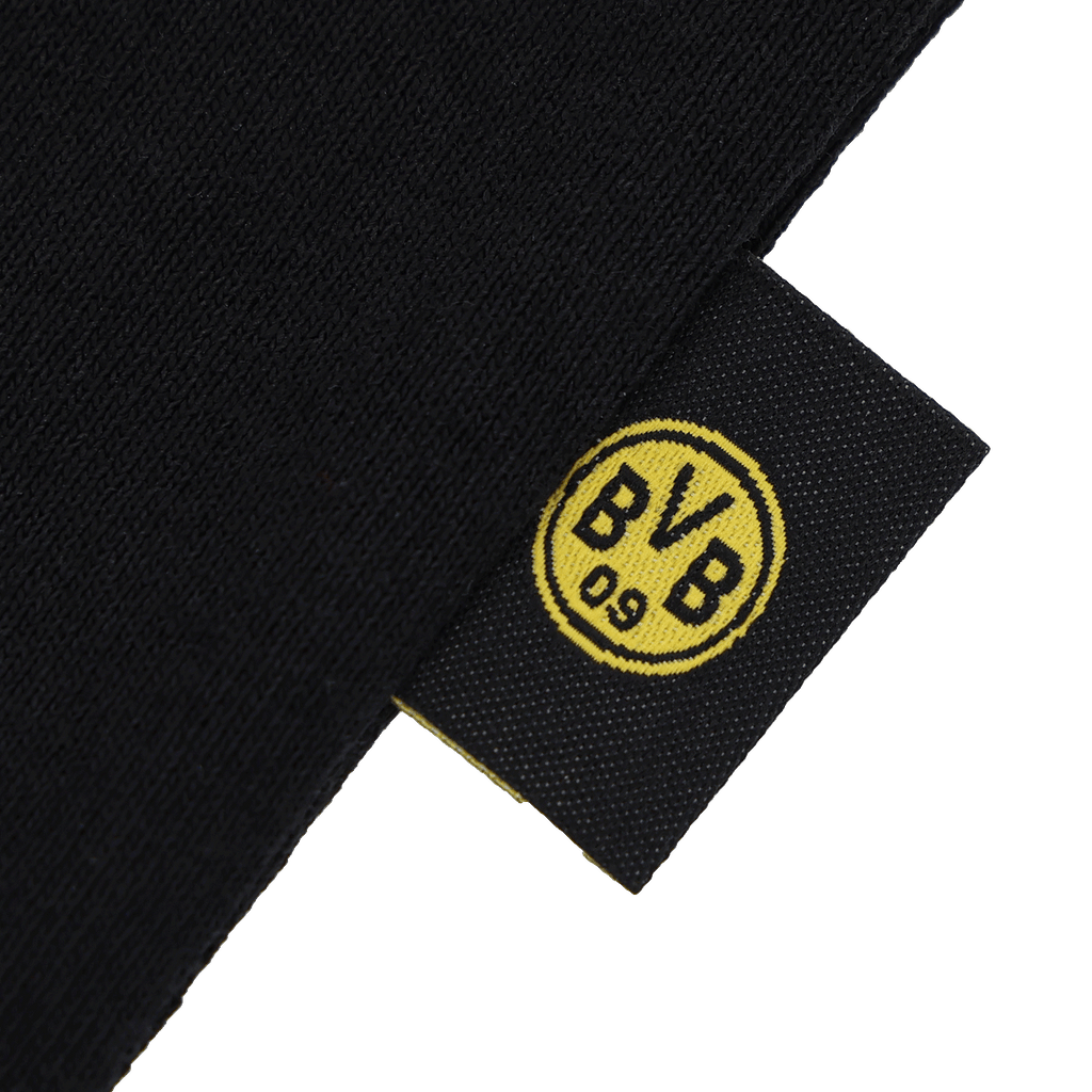 Gros plan sur un t-shirt noir « BVB College » arborant le logo noir et jaune « BVB 09 » sur l'étiquette, idéal pour les supporters du Borussia Dortmund.