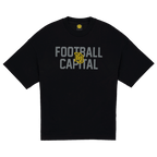 T-shirt noir BVB College 2025, vue de face avec l'inscription « FOOTBALL CAPITAL » en gris et le logo BVB jaune au centre.