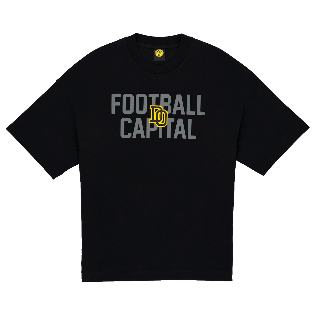 Schwarzes BVB College T-Shirt 2025, Vorderansicht mit grauem Schriftzug 'FOOTBALL CAPITAL' und gelbem BVB-Logo in der Mitte.