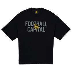 Maglietta nera del BVB College 2025, vista frontale con la scritta grigia “FOOTBALL CAPITAL” e il logo giallo del BVB al centro.