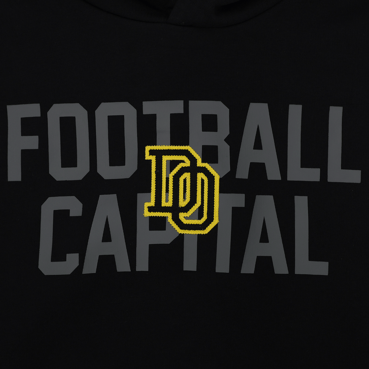 Sudadera con capucha negra del BVB con el llamativo logotipo gris «FOOTBALL CAPITAL» y el bordado amarillo «DO», ideal para los aficionados del Borussia Dortmund.