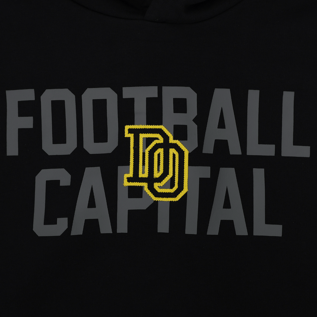 Felpa con cappuccio nera del BVB con la scritta "FOOTBALL CAPITAL" in grigio e il ricamo giallo "DO", ideale per i tifosi del Borussia Dortmund.
