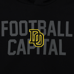 Felpa con cappuccio nera del BVB con la scritta "FOOTBALL CAPITAL" in grigio e il ricamo giallo "DO", ideale per i tifosi del Borussia Dortmund.