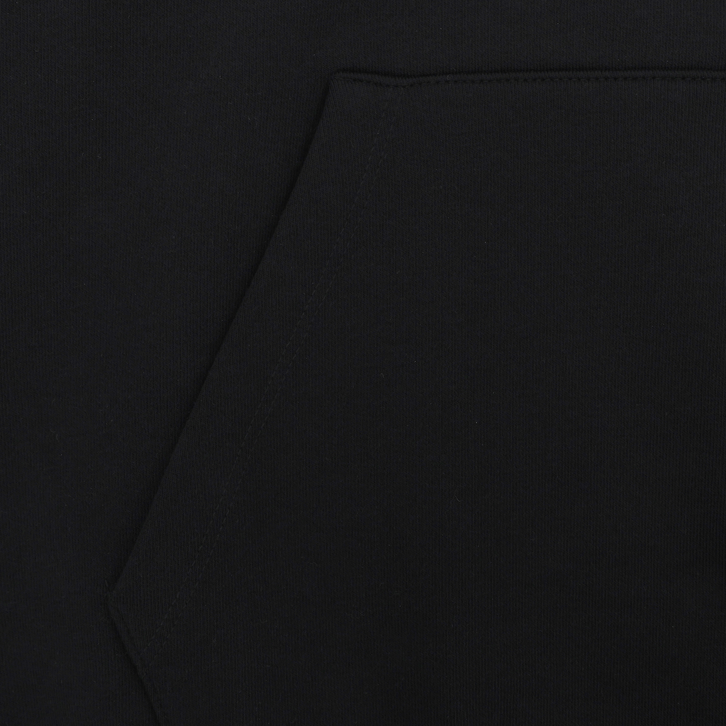 Vista detallada de una sudadera negra con capucha del BVB College con bolsillo canguro. Perfecta para los aficionados del Borussia Dortmund.