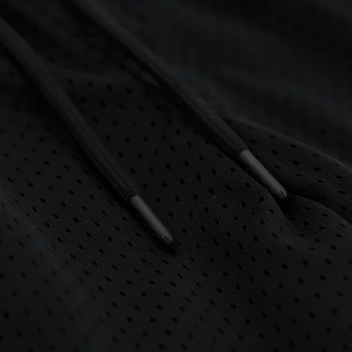 Gros plan sur un short de sport BVB College noir, doté d'un motif en tissu perforé et d'un cordon de serrage, idéal pour les loisirs et le sport.