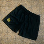 Pantaloncini da allenamento BVB College nei colori nero e giallo con logo BVB stampato, ideali per i tifosi del Borussia Dortmund.