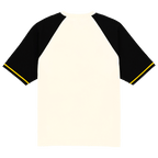 Das BVB Iconic Lifestyle T-Shirt in Offwhite mit schwarzen Ärmeln und gelbem Detail an den Ärmelenden, Ansicht von hinten.