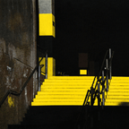 Una escalera amarilla y negra en el entorno urbano de un estadio, que refleja los colores emblemáticos del Borussia Dortmund.