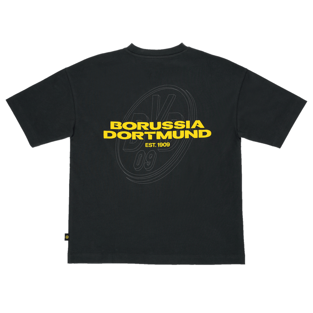 2025年コレクションのアンソラサイト色の「BVB Urban Tee」は、背面に黄色の「Borussia Dortmund」の文字が施され、控えめな「BVB 09」のロゴがアクセントとなっている。