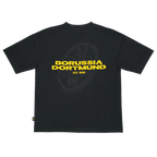 La maglietta BVB Urban color antracite della collezione 2025 presenta sul retro la scritta gialla “Borussia Dortmund”, accompagnata da un discreto logo BVB 09.