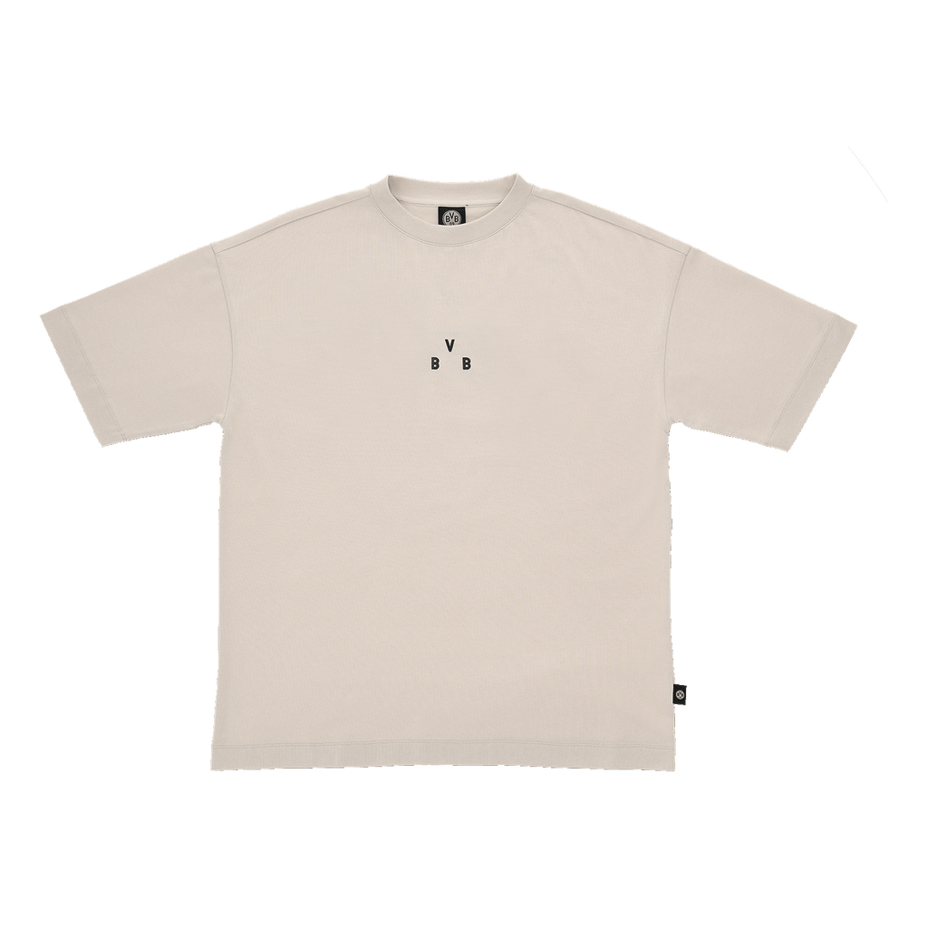 Beiges BVB Urban Tee aus der Kollektion 2025, kurzer Ärmel, minimalistisches Design mit kleinem BVB-Logo auf der Brust, perfektes Fan-Merchandise.