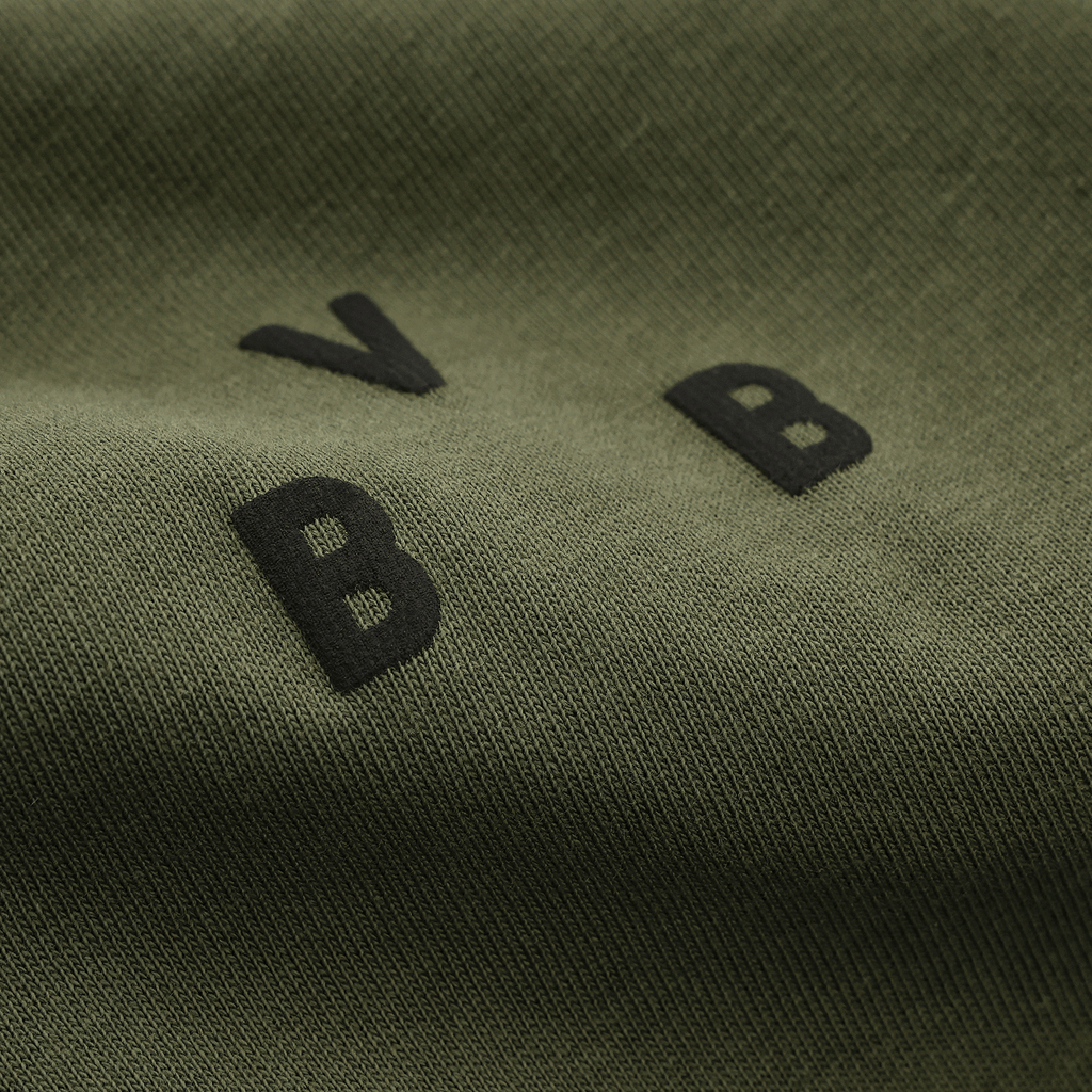 Maglietta BVB Urban color petrolio con scritta BVB nera; primo piano del tessuto di alta qualità.